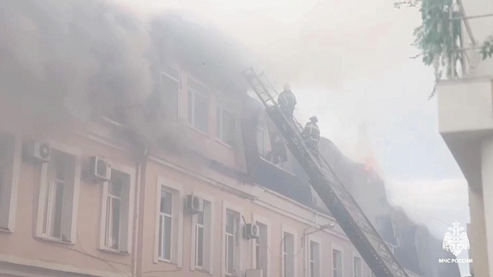 В Алуште потушили пожар в трехэтажном офисном здании