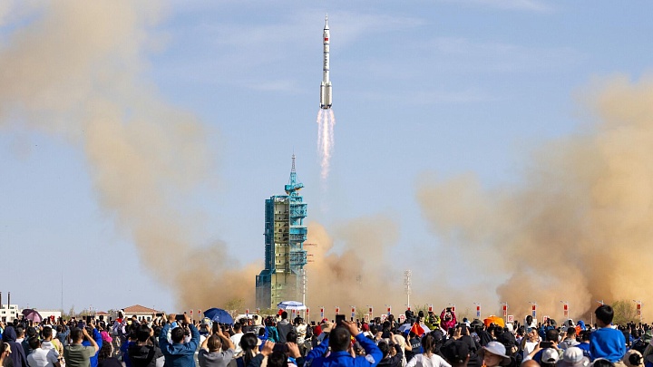 Китай запустил пилотируемый корабль "Шэньчжоу-21" с тремя космонавтами