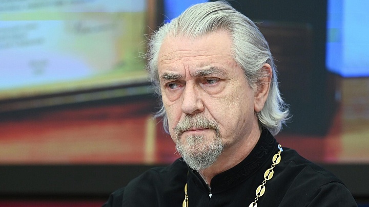 Священник рассказал, почему зеленый стал цветом дня Троицы