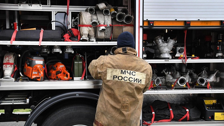 Вблизи Анапы продолжается тушение лесного пожара на площади 0,5 гектара